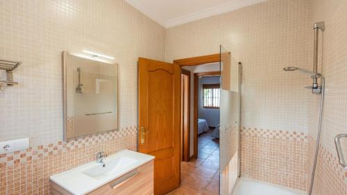 A bathroom at Casa Mari de Almogia by Ruralidays