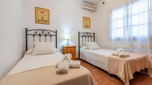 ein Schlafzimmer mit zwei Betten und einem Fenster in der Unterkunft Villa Belen Torrox by Ruralidays in Torrox