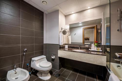 Ett badrum på City Premiere Marina Hotel Apartments