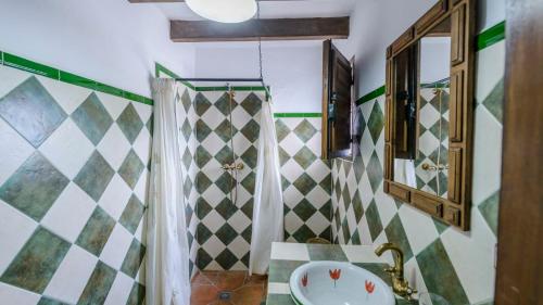 Et badeværelse på Casa Lagar El Mirador Almachar by Ruralidays