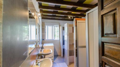La salle de bains est pourvue de 2 lavabos et de 2 miroirs. dans l'établissement Cortijo El Vinculo Campillos by Ruralidays, à Malaga