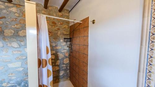 uma casa de banho com um chuveiro e uma cortina de chuveiro branca. em Villa Fraskito Iznajar by Ruralidays em Iznájar