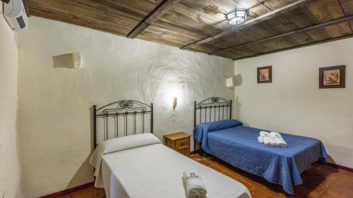 A bed or beds in a room at Casa Rural Azahar Periana by Ruralidays