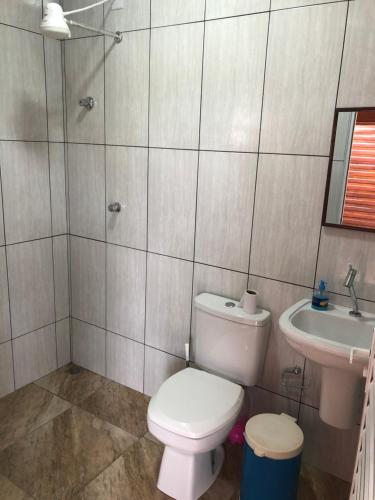 un bagno con un water e un lavandino di Chácara / Casa de Campo a Bragança Paulista