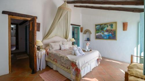 A bed or beds in a room at Casa La Tinaja de Gaucin by Ruralidays