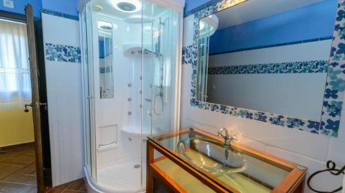 a bathroom with a sink and a shower at Casa Las Lomas de San Rafael Periana by Ruralidays in Periana