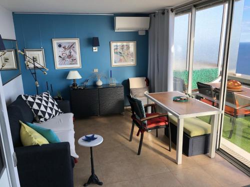 sala de estar con sofá y mesa en Viangella - Dramatic sea view! Top floor 2km to Monaco en Cap d'Ail