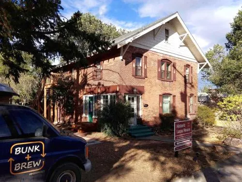 Bunk & Brew Historic Lucas House - Hostel in Bend