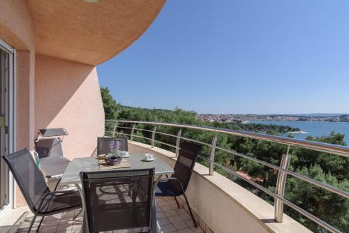 Apartment Pery - 2 bedroom sea view apartment, Centola, Croatia