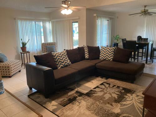 Ruang duduk di Irises House - private room in home