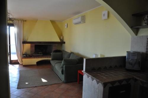 タヴィアーノにあるCorte degli Aranci Casa Vacanzeのリビングルーム(ソファ、暖炉付)