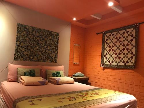 a bedroom with a bed and a wall at A-HOME in Jiufen