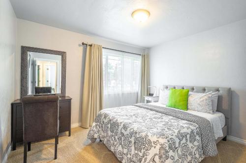 een slaapkamer met een bed, een dressoir en een spiegel bij Duplex in Alberta Art District in Portland