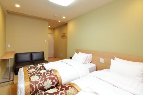 Un dormitorio con 2 camas y una silla. en Arakawa-ku - Hotel / Vacation STAY 22248, en Tokio