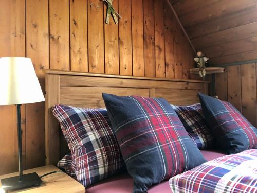 ein Zimmer mit einem Sofa mit Kissen und einer Lampe in der Unterkunft Die Adlerhütte in Kurort Oberwiesenthal