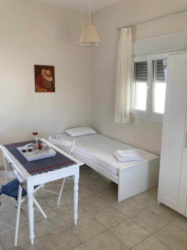 a room with a bed and a desk and a table at Studio in the Centre of Sissi in Sisi