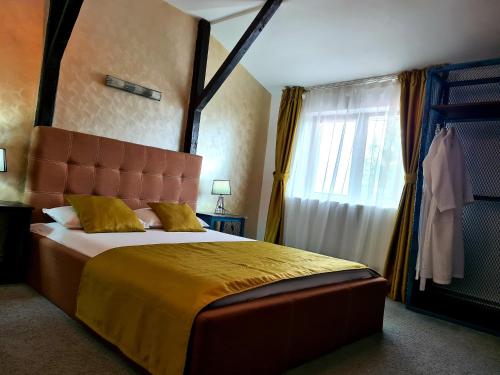 Un pat sau paturi într-o cameră la Transalpina Spa