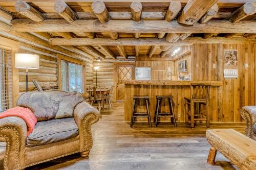 a log cabin living room with a couch and a bar at Best Log Cabin in Brightwood