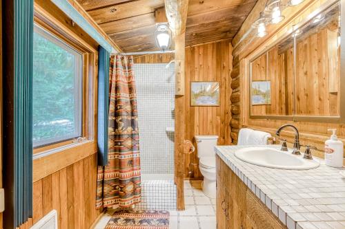 Ett badrum på Best Log Cabin