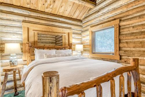A bed or beds in a room at Best Log Cabin