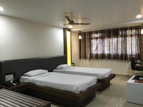 Tempat tidur dalam kamar di Hotel Grand Arjun