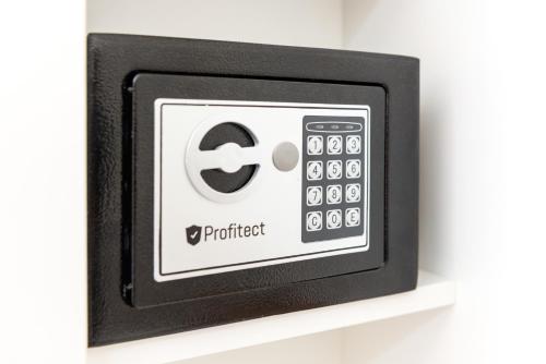 an electronic clock on a white wall at Tiny Villa de Haas met Infraroodsauna in Egmond aan Zee