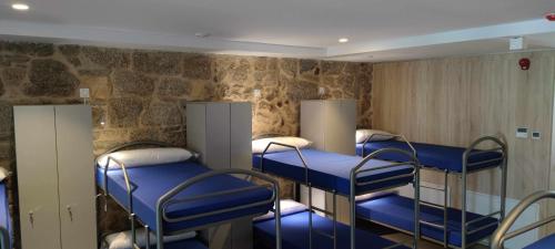 una fila di letti a castello blu in una camera di A Pousa do Asma a Chantada