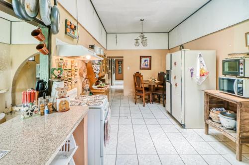 a kitchen with a stove and a refrigerator at Casita El Sastre in Paso Macho
