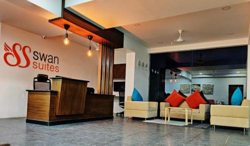 una hall con suite a forma di cigno, divani e un podio di SwanSuites Gachibowli a Hyderabad