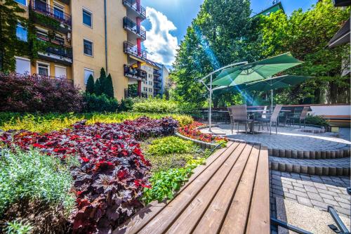 Un jardín fuera de Corvin Hotel Budapest Sissi Wing