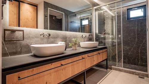 een badkamer met 2 wastafels en een douche bij Sigma59 Dine & Stay in Chersonissos