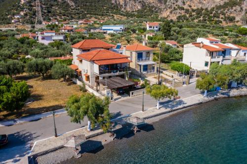 una vista aérea de una casa junto al agua en Amaryllis Holiday Home, en Agios Spiridon Fokidas