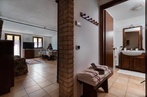 een woonkamer met een wastafel en een badkamer bij Casa in un'esclusiva zona di Motta di Sotto in Motta