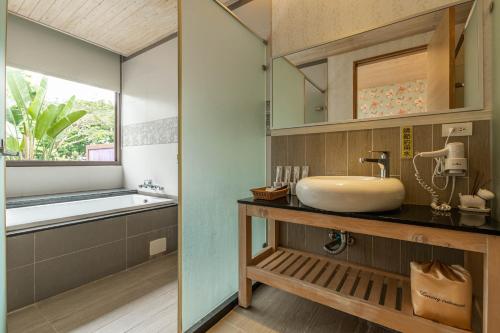 bagno con lavandino e vasca di 花蓮晨風星語民宿Sun Star B&B a Ji'an