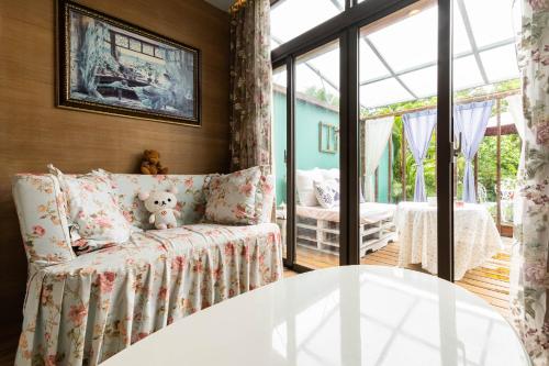 a living room with a couch and a table at 花蓮晨風星語民宿Sun Star B&B in Jian