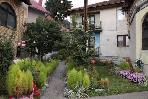 a garden in front of a house with flowers at Smeštaj u Novoj Varoši, Zlatar in Nova Varoš
