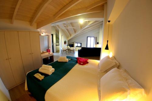 een slaapkamer met een groot bed en een woonkamer bij Aura Boutique in Lixouri