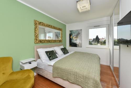 1 dormitorio con 1 cama con espejo y silla en MM Luxury Apartments GOLD & RUBIN, en Zadar