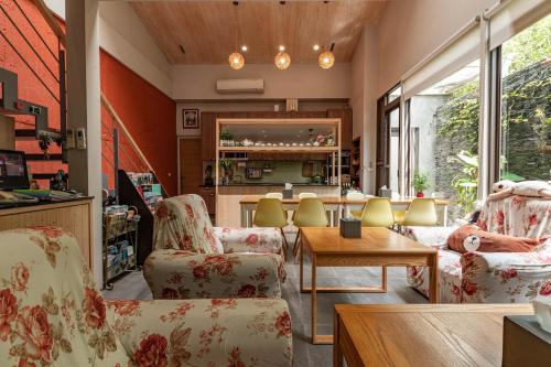 a living room with two chairs and a table at 花蓮晨風星語民宿Sun Star B&B in Jian
