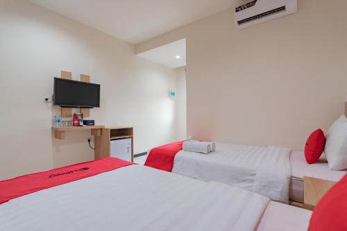 Gallery image of RedDoorz Syariah Plus near Tanjungpura University 2 Pontianak in Siantan