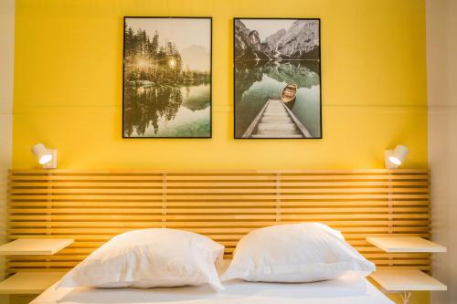 ein Schlafzimmer mit zwei weißen Kissen auf einem Bett in der Unterkunft LESTANG #2 - Appartement Contemporain - 1 Chambre in Brive-la-Gaillarde