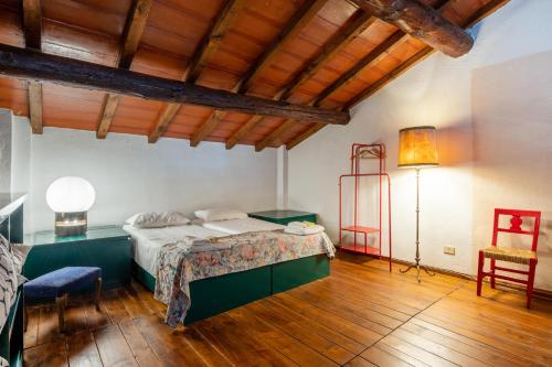 ein Schlafzimmer mit einem Bett, einem Tisch und einem Stuhl in der Unterkunft Splendido apt con piscina e parking a Colorno in Colorno