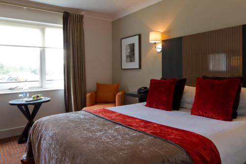 Säng eller sängar i ett rum på Staverton Park Hotel & Golf Club