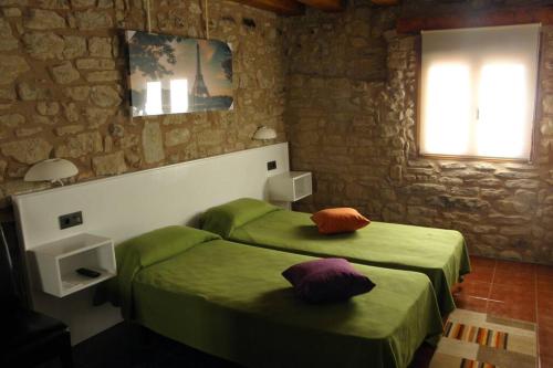 - une chambre avec 2 lits verts et une fenêtre dans l'établissement Casa rural, 15 personas, 7 habitaciones,gran salón, à Lazagurría