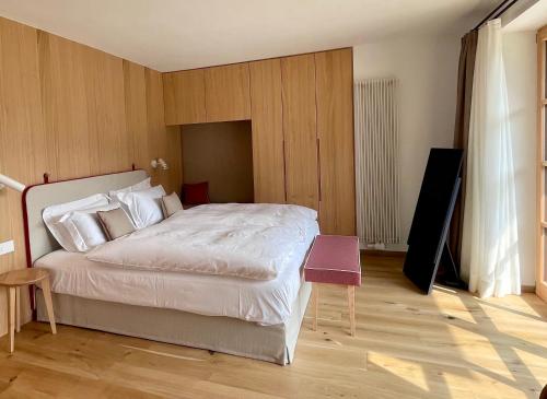 Un pat sau paturi într-o cameră la Surrounded by green - Luxury Chalet at the foot of the Dolomites