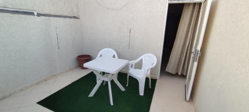 een kleine tafel en 2 stoelen in een kamer bij Studio @khémisset in Khemisset