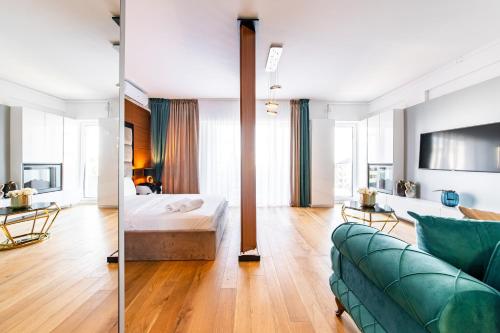 ブカレストにあるNorthApartmentsのベッドとソファのあるリビングルーム