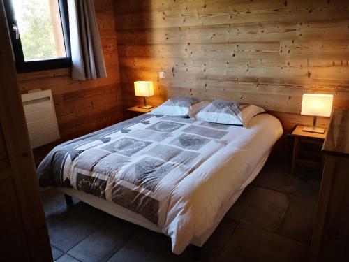 1 dormitorio con 1 cama grande en una cabaña de madera en Chalet à L'Orée du Bois en Le Tholy