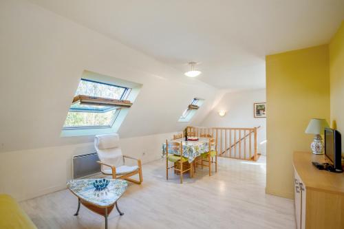 un salon avec une table et des chaises dans l'établissement Appartement confortable avec terrasse à Arzon - 60 m², à Arzon