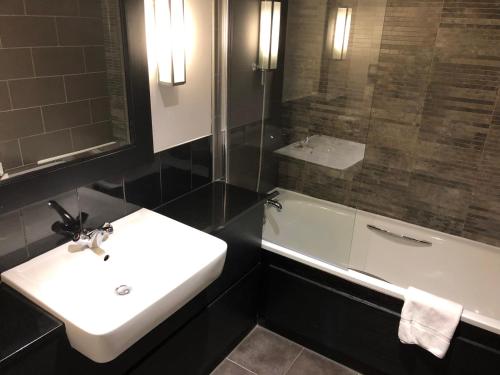 łazienka z umywalką, toaletą i wanną w obiekcie Staverton Park Hotel & Golf Club w mieście Daventry